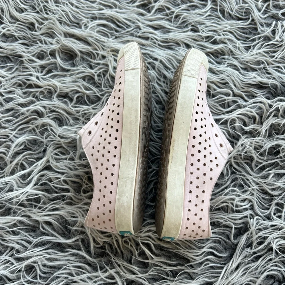Native Jefferson Light pink Shoes Size J 4 slip-on waterproof big kids.